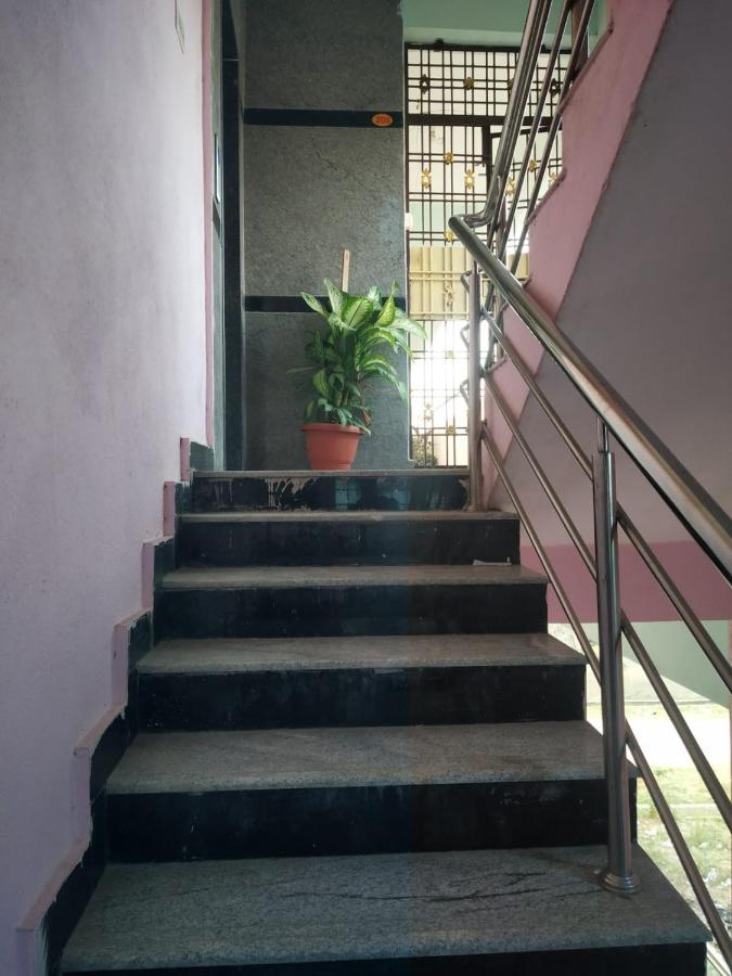 Sls Homestay - Luxury Ac Service Apartments 1Bhk, 2Bhk, 3Bhk - Direct Flyover To Alipiri Tirumala Gate - Walk To Ps4 Pure Veg Restaurants, Supermarkets - Near To National Highway & Padmavathi Amma Temple - Modular Kitchen, Living Room -Free Superfast Tirupati Bagian luar foto
